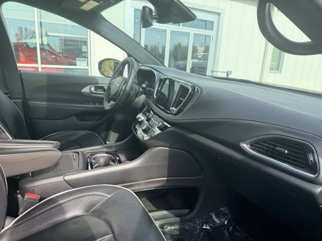 Used 2025 Chrysler Pacifica Limited FWD image 13