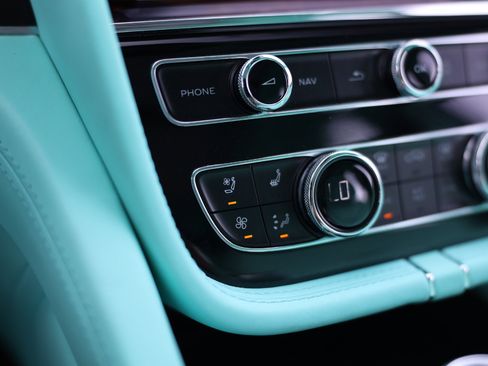 Used 2021 Bentley Bentayga image 37