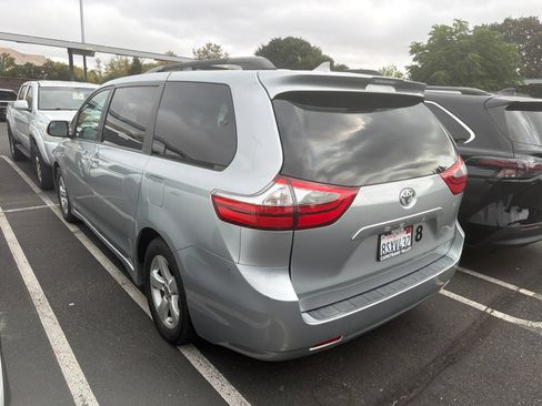 Used 2020 Toyota Sienna LE FWD image 3