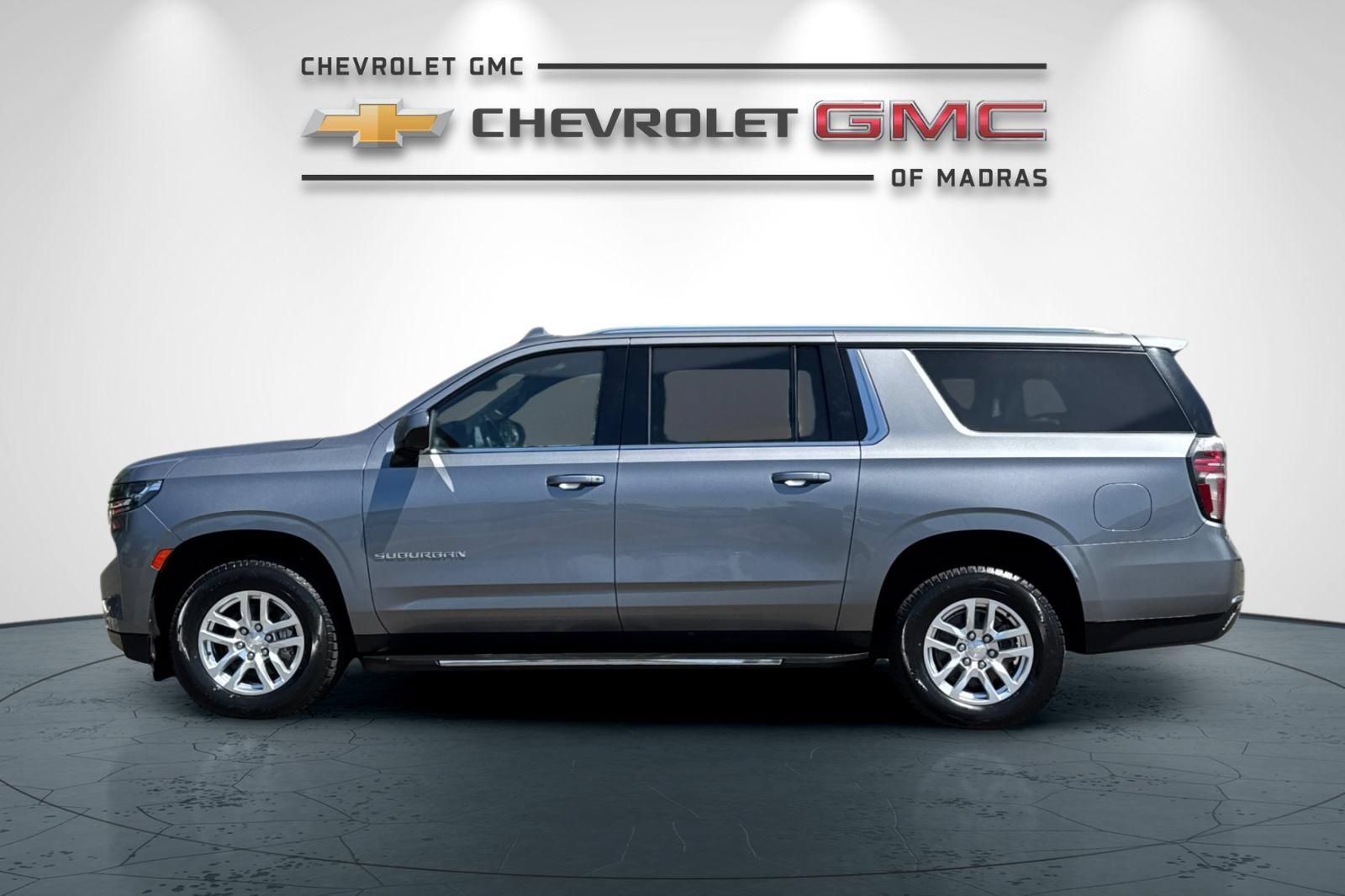 Used 2022 Chevrolet Suburban LT AWD/4WD image 6