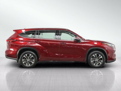 Used 2020 Toyota Highlander XLE AWD/4WD image 6