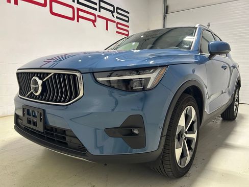 Used 2024 Volvo XC40 B5 Plus w/ Protection Package Premier AWD/4WD image 2
