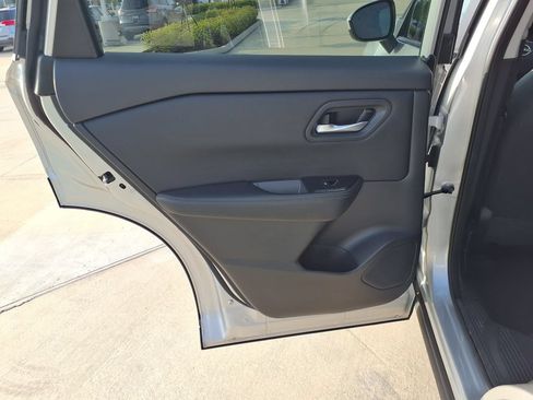 Used 2025 Nissan Rogue SV AWD/4WD image 17