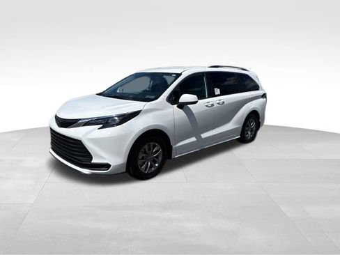 New 2026 Toyota Sienna LE image 1