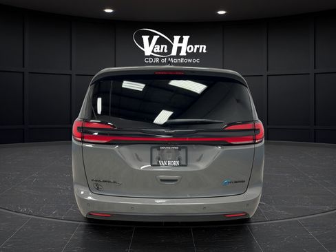 Used 2023 Chrysler Pacifica Limited w/ S Appearance Package FWD image 6