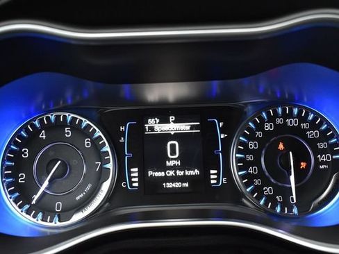 Used 2015 Chrysler 200 Limited FWD image 11