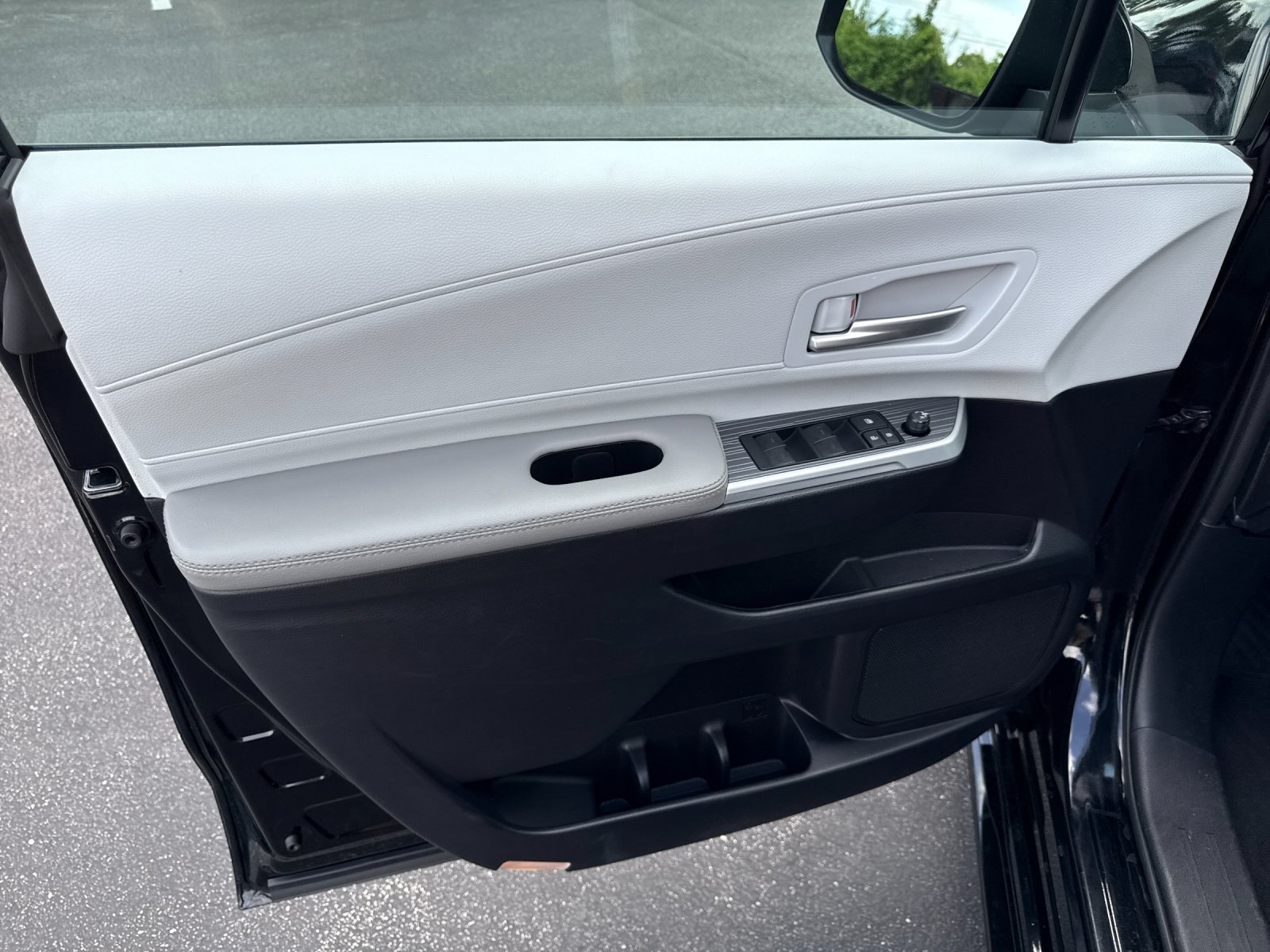 Used 2026 Toyota Sienna XLE FWD image 11