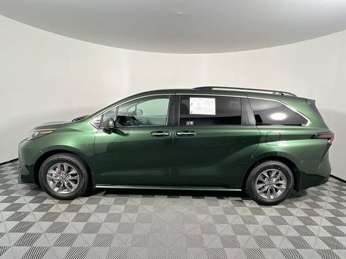 Used 2025 Toyota Sienna XLE image 6