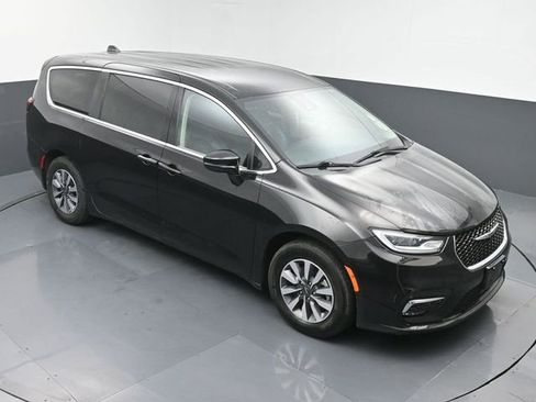 Used 2024 Chrysler Pacifica Select image 35