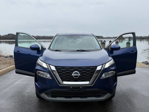 Used 2022 Nissan Rogue SV image 2