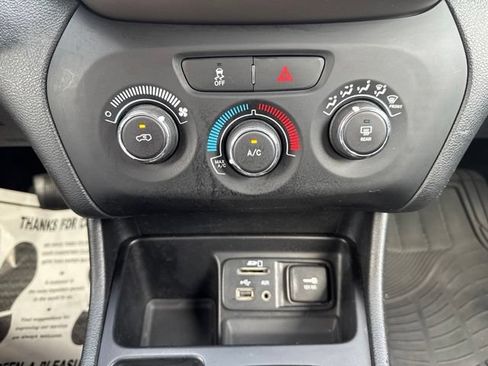 Used 2017 Jeep Cherokee Sport FWD image 30