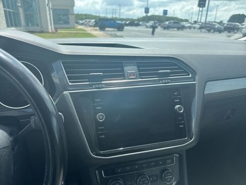 Used 2018 Volkswagen Tiguan SE w/ Panoramic Sunroof Package FWD image 16