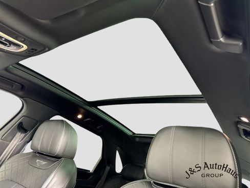 Used 2018 Bentley Bentayga AWD/4WD image 16