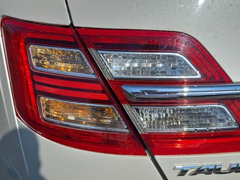 Used 2015 Ford Taurus SEL w/ Equipment Group 201A FWD image 12