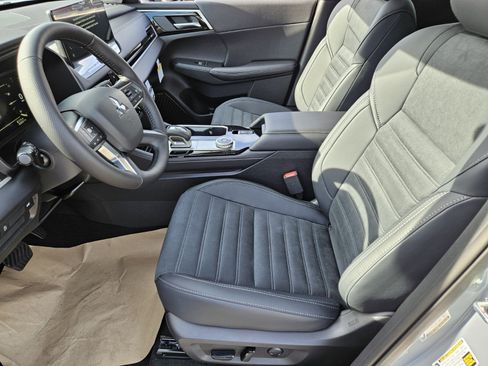 New 2026 Mitsubishi Outlander FWD image 7