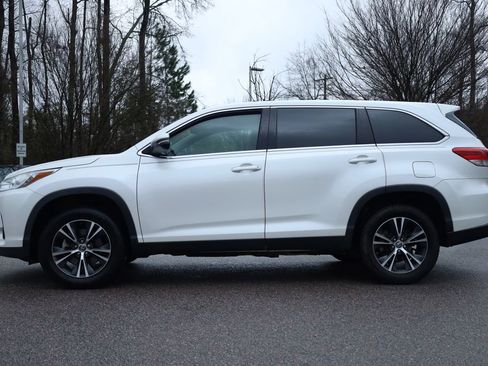 Used 2019 Toyota Highlander LE image 2