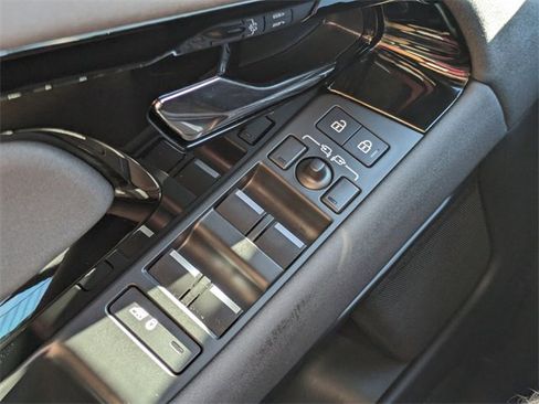 Certified 2024 Land Rover Range Rover Evoque Dynamic SE image 18