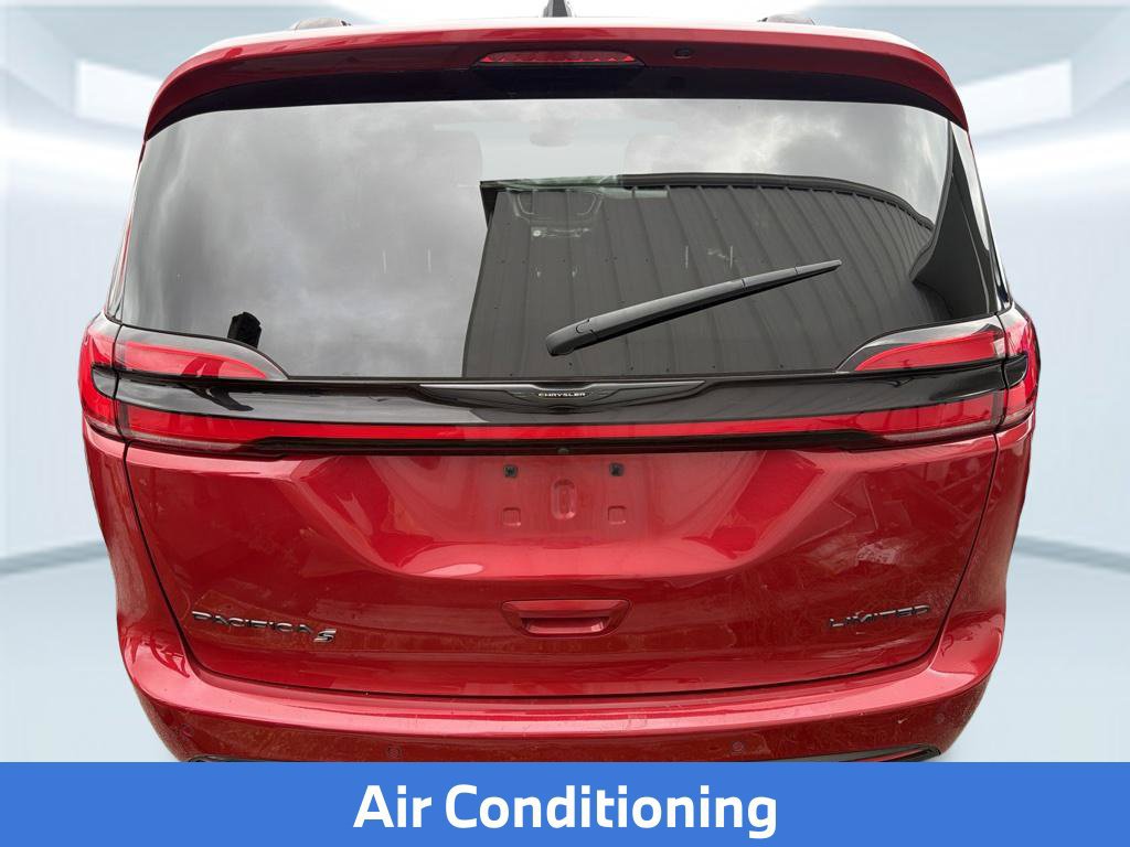 Used 2025 Chrysler Pacifica Limited FWD image 6