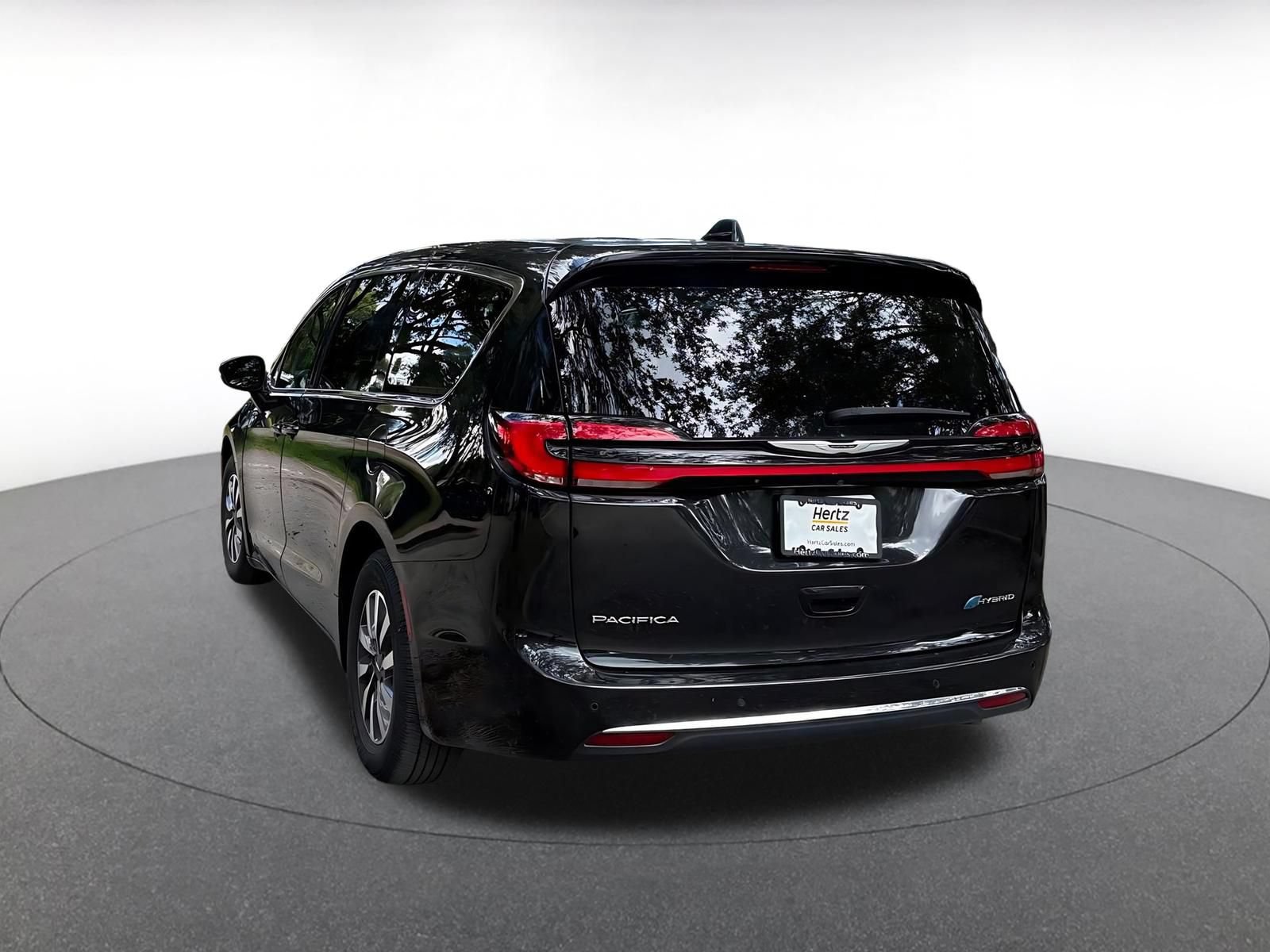 Used 2023 Chrysler Pacifica Touring-L FWD image 6