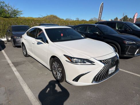 Used 2023 Lexus ES 350 w/ Accessory Package (Z2) image 2