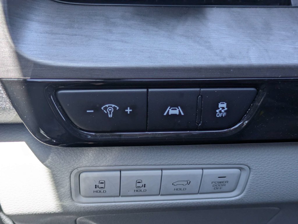 Used 2024 Kia Carnival EX FWD image 28