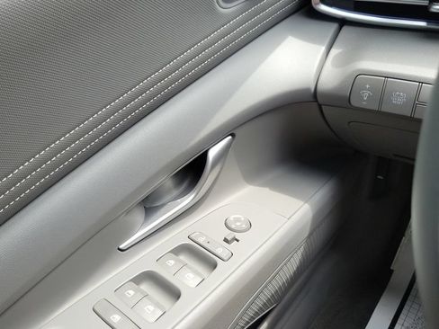Used 2025 Hyundai Elantra SEL FWD image 18