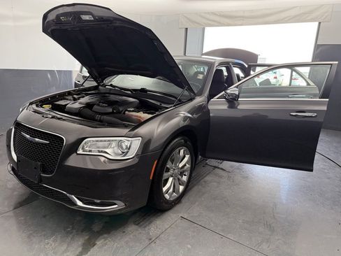 Used 2019 Chrysler 300 Limited image 16