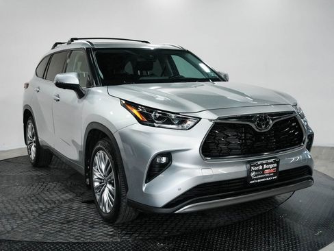 Used 2023 Toyota Highlander Platinum AWD/4WD image 3