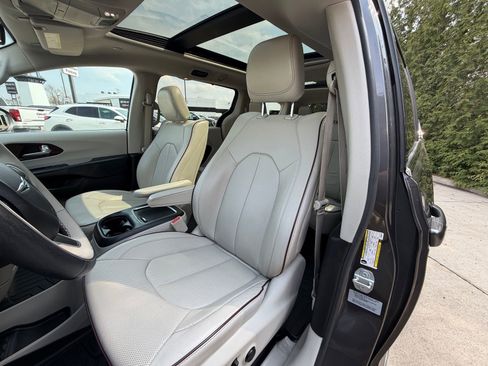 Used 2017 Chrysler Pacifica Limited w/ UConnect Theater Package image 18