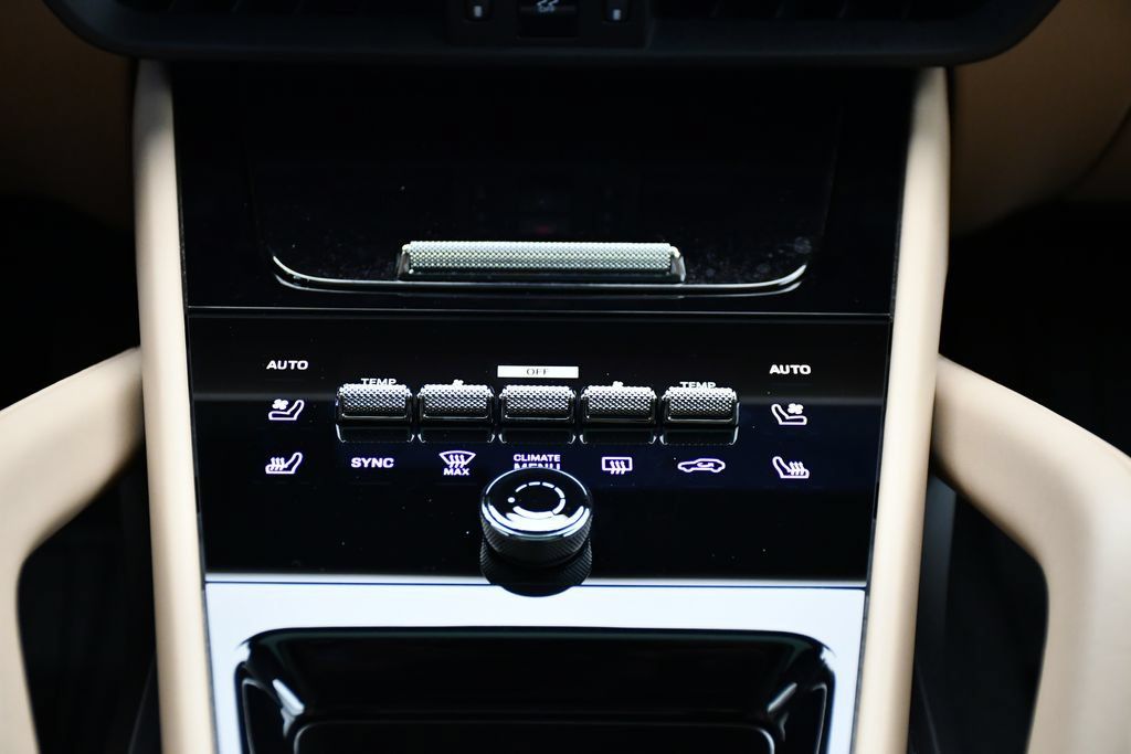 Certified 2025 Porsche Cayenne AWD/4WD image 33