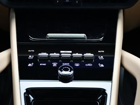 Certified 2025 Porsche Cayenne AWD/4WD image 33
