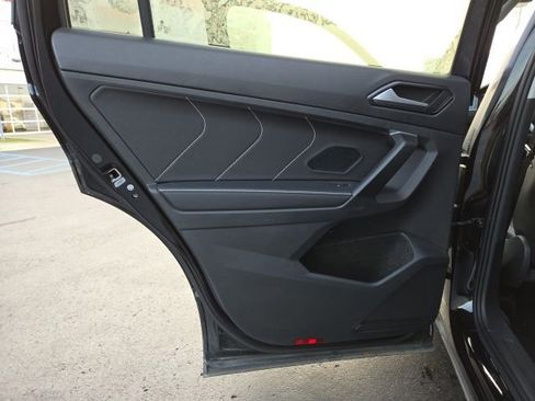 Used 2024 Volkswagen Tiguan SE w/ Panoramic Sunroof Package image 14