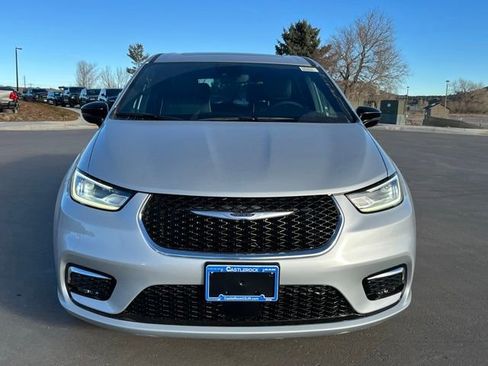 New 2026 Chrysler Pacifica Limited w/ Uconnect Theater Family Group image 10