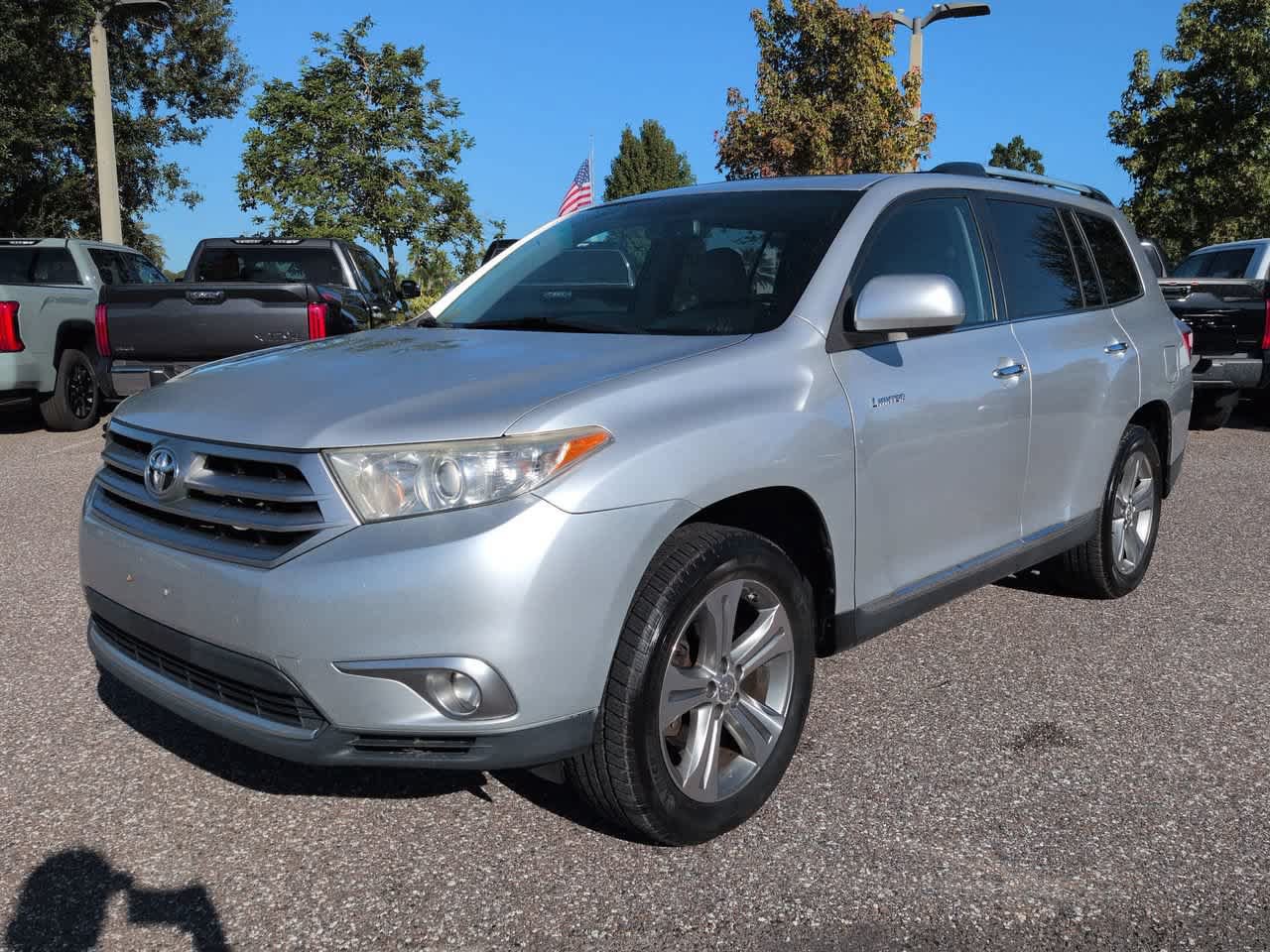 Used 2011 Toyota Highlander Limited w/ Tow Pkg AWD/4WD image 2