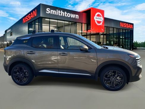 Certified 2025 Nissan Kicks SR w/ Illumination Package image 6