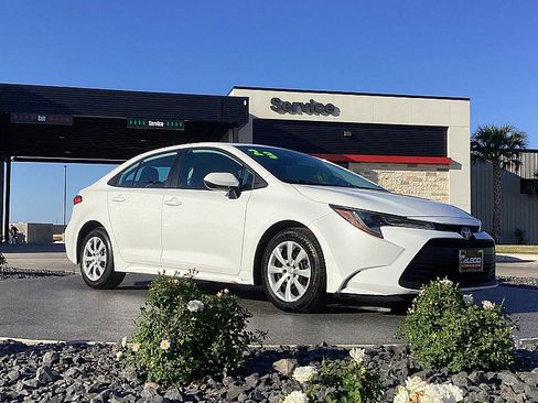 Used 2023 Toyota Corolla LE image 3