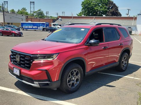 Used 2025 Honda Pilot TrailSport image 3