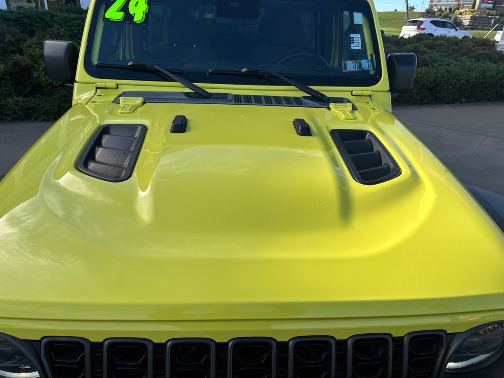 Used 2024 Jeep Wrangler Unlimited Rubicon AWD/4WD image 14