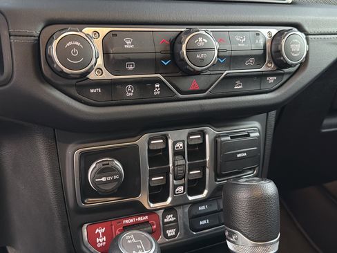 Used 2025 Jeep Wrangler Unlimited Rubicon image 31