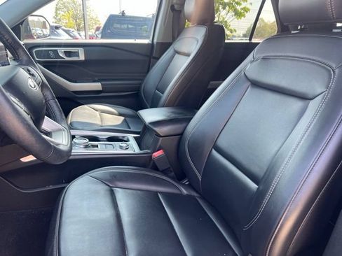 Used 2024 Ford Explorer XLT w/ Equipment Group 202A AWD/4WD image 22