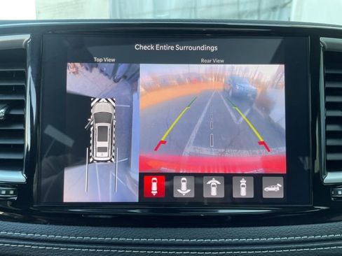 Used 2024 Chrysler Pacifica Touring-L image 18