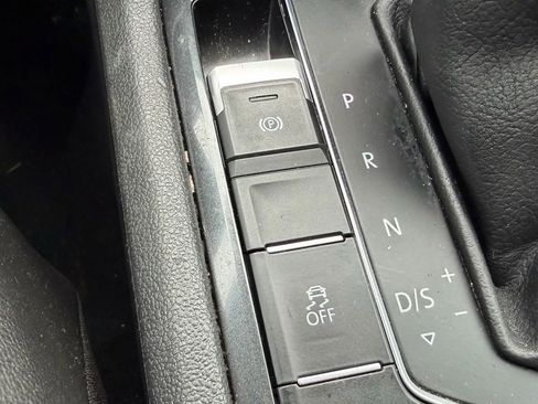 Used 2018 Volkswagen Tiguan SE w/ Panoramic Sunroof Package image 42