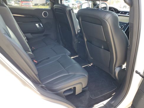 Used 2020 Land Rover Discovery SE image 11
