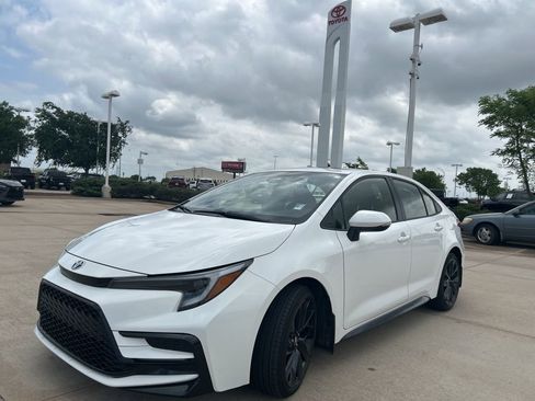 Used 2025 Toyota Corolla SE w/ SE Premium Package image 1