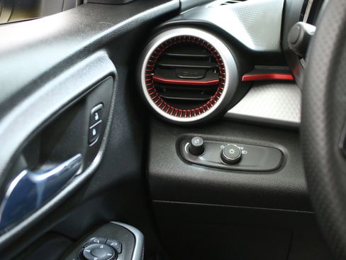 Certified 2024 Chevrolet Trax RS w/ Sunroof Package FWD image 17