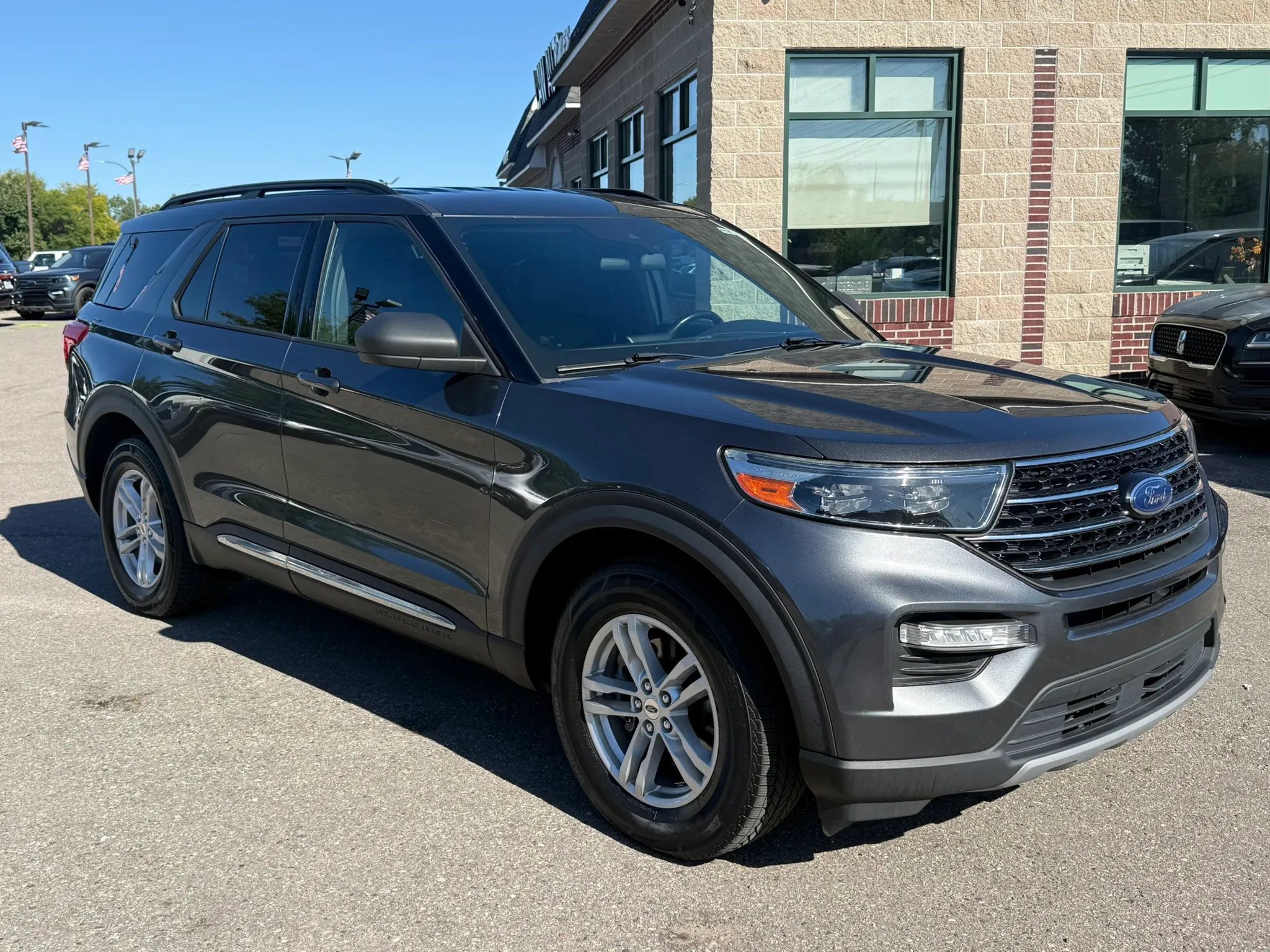 Used 2020 Ford Explorer XLT w/ Equipment Group 202A AWD/4WD image 3