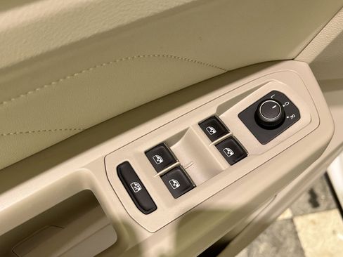 Used 2021 Volkswagen Atlas SE image 32