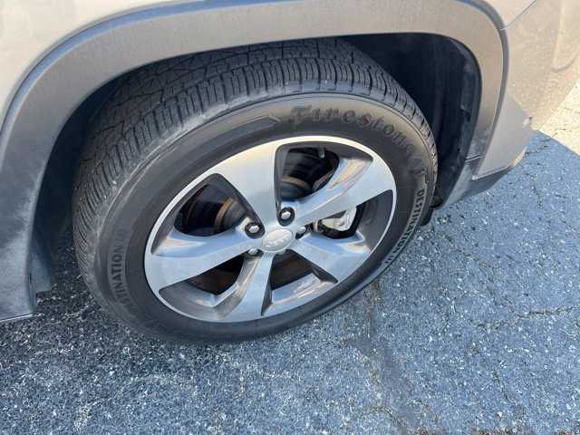 Used 2019 Jeep Cherokee Limited w/ Luxury Group FWD image 5
