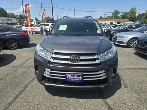 Used 2017 Toyota Highlander LE AWD/4WD image 4
