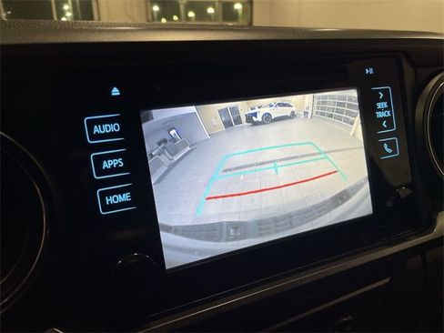 Used 2018 Toyota Tacoma TRD Sport image 19
